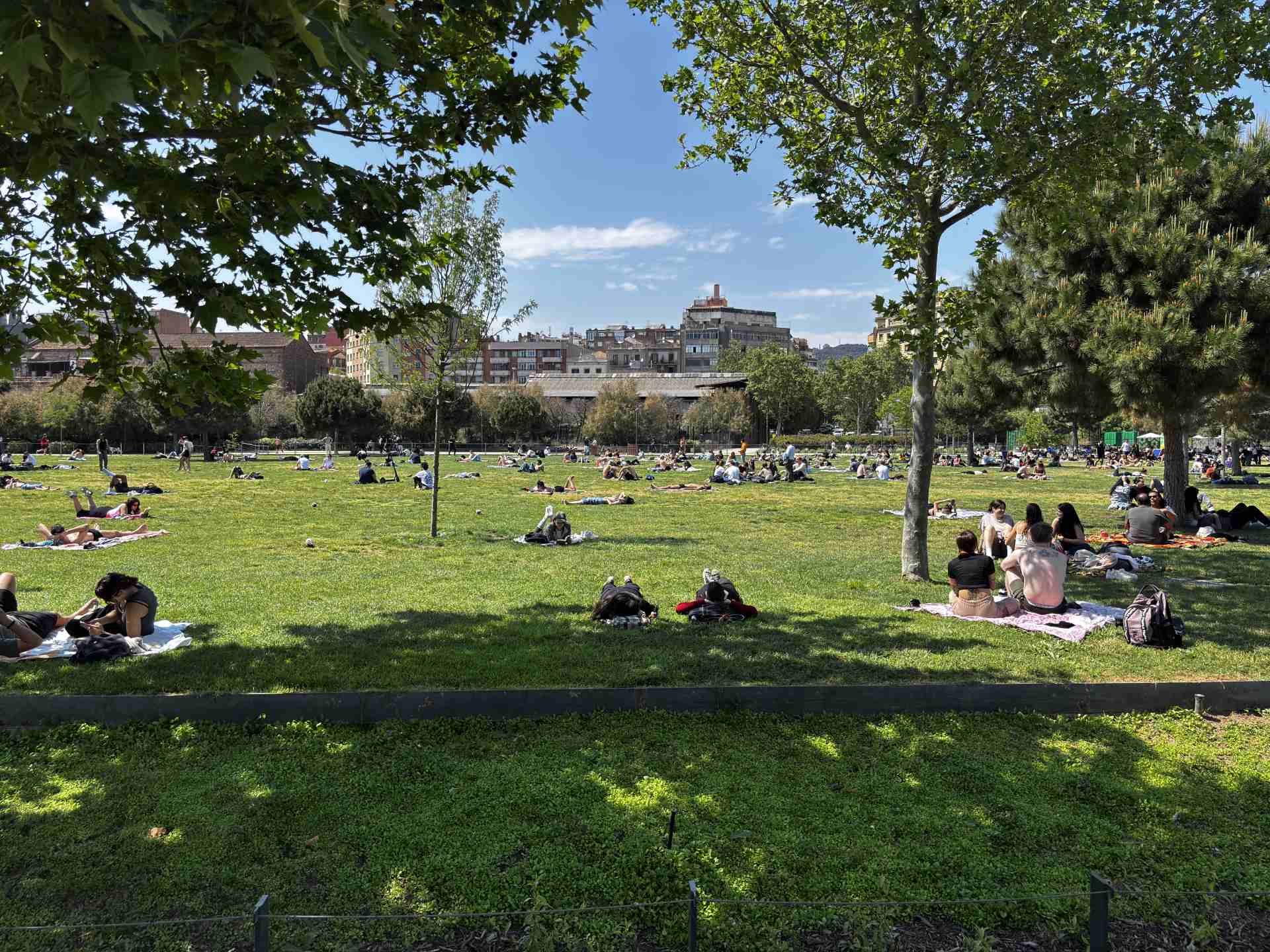 Un parc de les Glòries, ple de gom a gom.